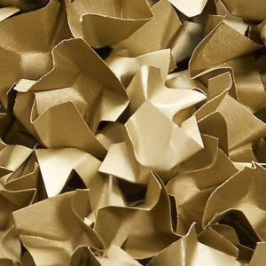 goud opvulmateriaal voor in een kerstpakket doos