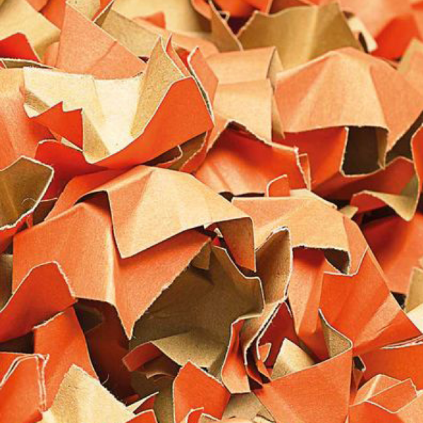 Papieren opvulchips oranje